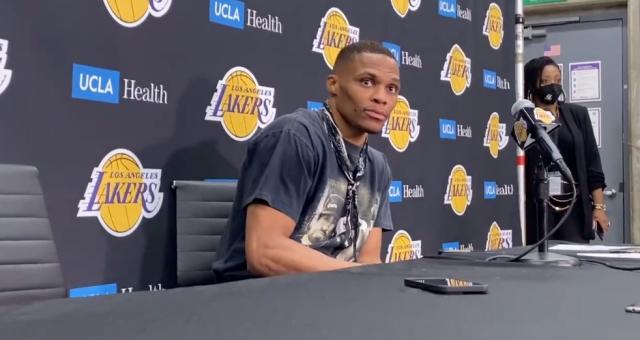 开云网页版-得分20-篮板助攻没上双 湖人却喜迎冷静版韦少